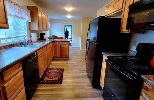 Greenville Junction House | Good Vibes Lodge - Moosehead Lake