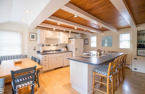 Nantucket Town House | Gorgeous 10 min. walk to Downtown. Perfect for families. Large backyard.