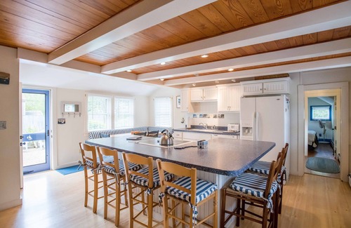 Nantucket Town House | Gorgeous 10 min. walk to Downtown. Perfect for families. Large backyard.