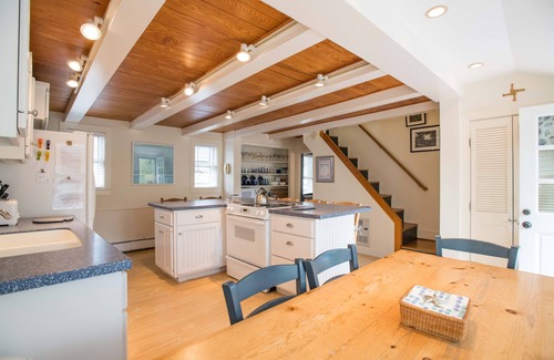 Nantucket Town House | Gorgeous 10 min. walk to Downtown. Perfect for families. Large backyard.