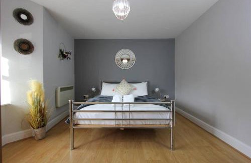 Reading City Centre Apartment | Gorgeous 2 Bed 2 Bath Flat and Parking by CozyNest