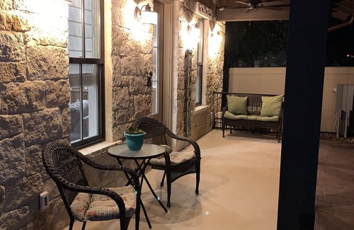 Gruene House | Gorgeous 2 bedroom Casita on the Guadalupe River walking distance from Gruene.