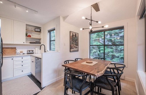 Whistler Creekside Condo | Gorgeous 2+Loft | Creekside | Free Parking