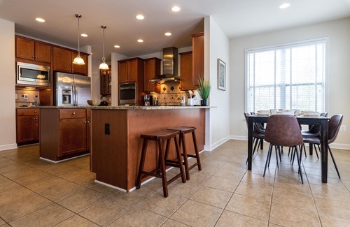 Virginia Square House | Gorgeous 3000+ SF, 5BR, 5BA -10 min to DC - Families, Arlington Cemetery
