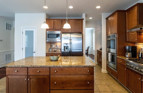 Virginia Square House | Gorgeous 3000+ SF, 5BR, 5BA -10 min to DC - Families, Arlington Cemetery