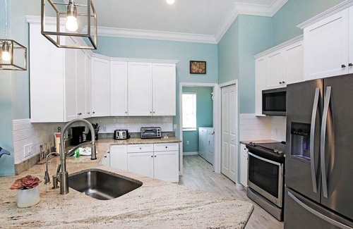 Mid Island House | Gorgeous Blue Lagoon. An oasis just 2 min walk from the beach.