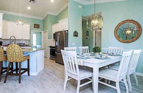 Mid Island House | Gorgeous Blue Lagoon. An oasis just 2 min walk from the beach.