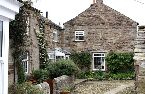 Reeth House | Gorgeous Cottage w/Central Heating, Free WiFi & a stones throw to the Village Green & Pubs
