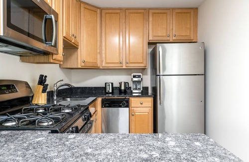 Gold Coast Apartment | Gorgeous Gold Coast 1BR nr. Mariano Park & Oak St. Beach, by Blueground