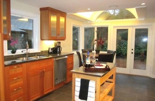 Green Lake House | Gorgeous Huge 6-8BR Heart of Seattle—One Block from Lake