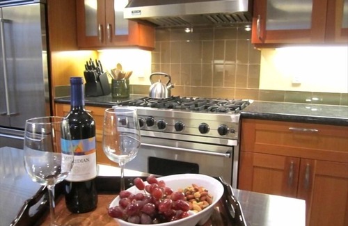 Green Lake House | Gorgeous Huge 6-8BR Heart of Seattle—One Block from Lake