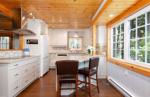 Bala Cottage | Gorgeous Lake Muskoka Cottage with Amazing Views & Hot Tub