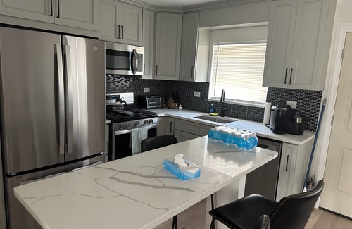 South Side House | Gorgeous newly renovated 3 bedroom house in Mount Vernon AC WiFi high end apln