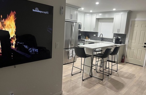 South Side House | Gorgeous newly renovated 3 bedroom house in Mount Vernon AC WiFi high end apln