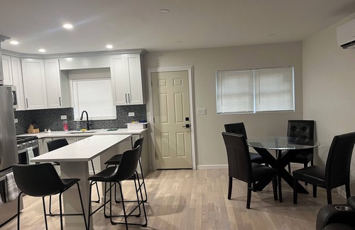 South Side House | Gorgeous newly renovated 3 bedroom house in Mount Vernon AC WiFi high end apln