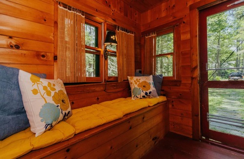 Lake Pleasant Cottage | Gorgeous Sunsets, steps away from Lake Pleasant Golf Course!