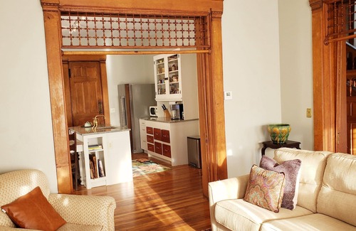 Hannibal House | Gorgeous Victorian with Seasonal Pool , sleeps 8, pet friendly close to downtown