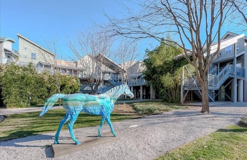 Northside District Condo | Graffiti Art Haus - Walk to Central Bank Arena