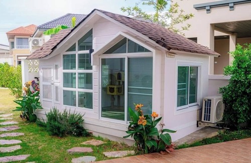 Saen Suk House | Grand Texan Mansion Retreat