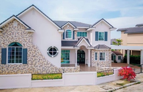 Saen Suk House | Grand Texan Mansion Retreat