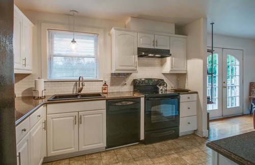 Nashville House | GREAT FOR LARGE GROUPS! Sleeps 12! CLOSE TO DOWNTOWN!