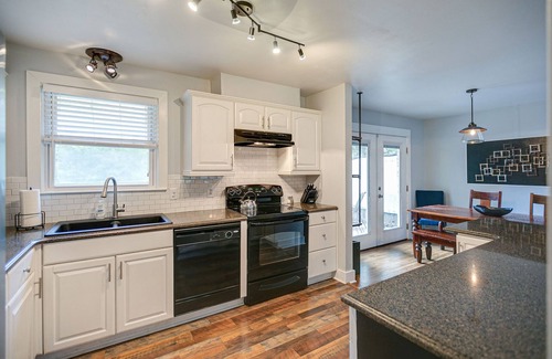 Nashville House | GREAT FOR LARGE GROUPS! Sleeps 12! CLOSE TO DOWNTOWN!
