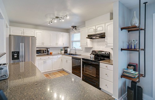 Nashville House | GREAT FOR LARGE GROUPS! Sleeps 12! CLOSE TO DOWNTOWN!