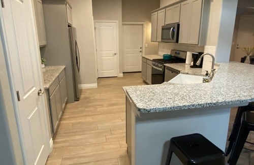 Kingman House | Great for traveling for work or a vacation. Spacious 4-bedroom house in Kingman