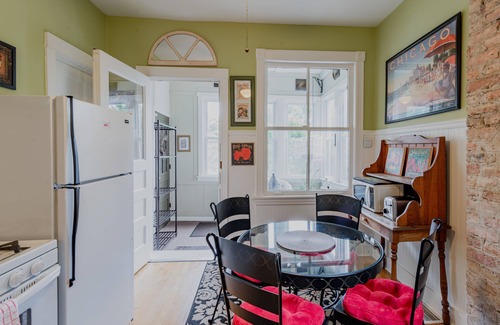 Ravenswood Apartment | Great Location-Beautiful Friendly Andersonville Neighborhood
