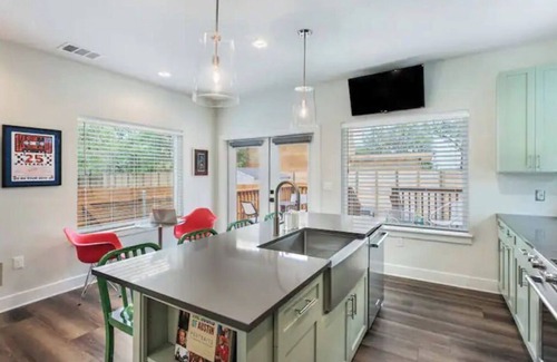 South Lamar House | Great location - Memorial Day Weekend - Hot Luck Festival!