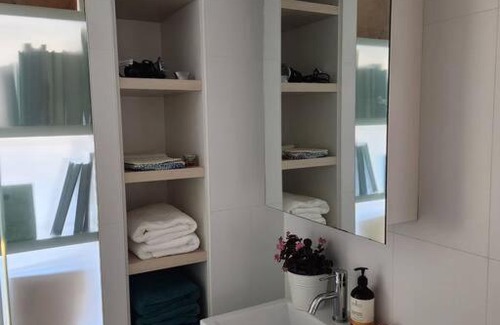 City West Apartment | GREEN ROSE Quiet Spacious Lakeside Carpark Exceptional 70m2