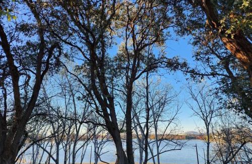 City West Apartment | GREEN ROSE Quiet Spacious Lakeside Carpark Exceptional 70m2