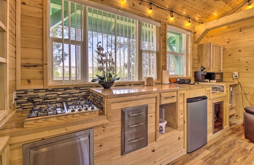 Show Low Cottage | Grill, Fire Pit: Pet-Friendly Lakeside Cottage!