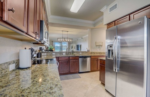 Lakewood Ranch Condo | GROUND FLOOR End unit 2 Bed/2bath+Den, Beautiful water view, 2 Golf Courses