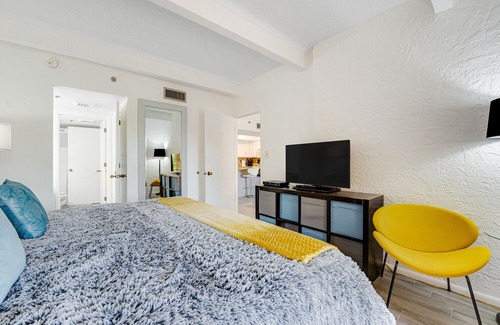 Inner Circle Condo | Ground-Floor Modern Condo W/Free WiFi, Shared Pool, Private Patio & More!