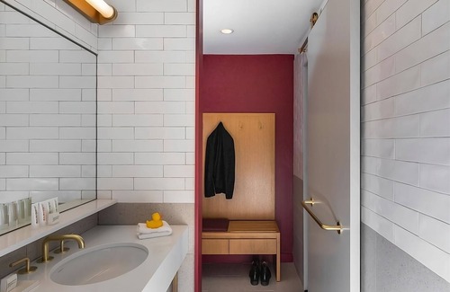Magnificent Mile Hotel | Group Vacation! 2 Spacious Units Near Oak Street Beach! Onsite Parking!