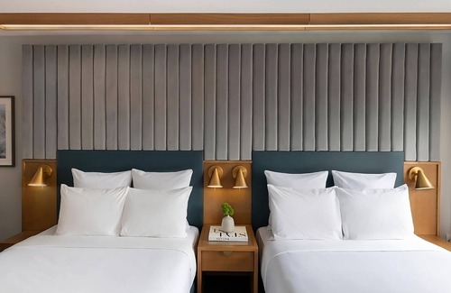 Magnificent Mile Hotel | Group Vacation! 2 Spacious Units Near Oak Street Beach! Onsite Parking!