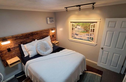 Pleasure Ridge Park Apartment | Guest house with MAIDELIN