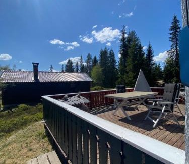 Loten Municipality House | Høstkos og ro på Budor, 4 roms hytte med peis og wifi