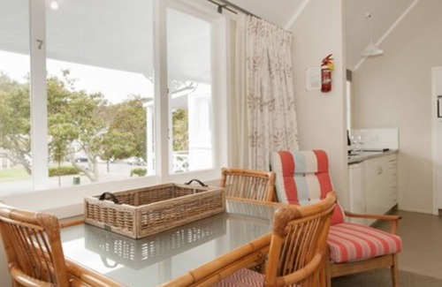 Russell Hotel | Hananui Lodge and Apartments