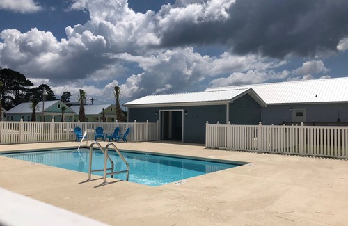 Mexico Beach Cottage | ๐โ๏ธ Hangar #13 โ๏ธ๐Pool! Pet Friendly Cottage in Mexico Beach ๐พ ๐พ