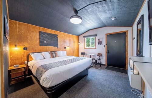 Pinnacles Entrance Badlands Hotel | Hansen Inn & Cabins, Cabin, Single King, Dog Friendly, No Smoking