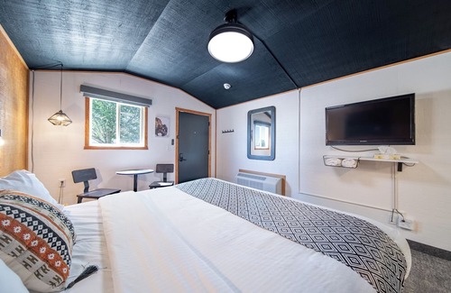 Pinnacles Entrance Badlands Hotel | Hansen Inn & Cabins, Cabin, Single King, Dog Friendly, No Smoking