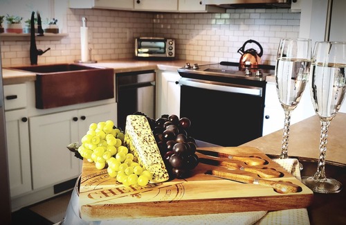 Gatlinburg - Pigeon Forge Cottage | Happy Camper: Pet Friendly, Free Attraction Tickets, Hot Tub & Secluded