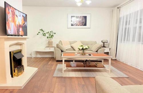 Coventry Villa | Happy Day 温馨小居-Walk to Warwick Uni & Cannon Park in Coventry that offers free parking