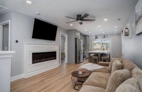 Fox Lake House | Harbor Clubhouse 3-Bed 3.5-Bath Modern Waterfront with Hot Tub & Pet Friendly