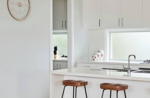 Clifton Springs House | Harbour Horizons Balcony BBQs and Calm Water Views