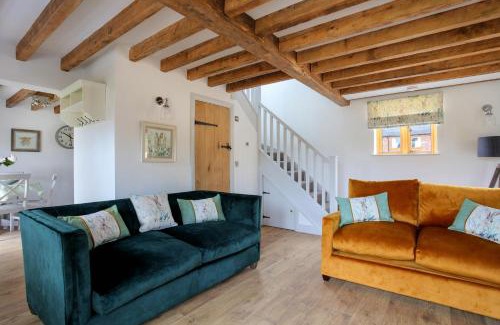 Ashby-de-la-Zouch House | Hastings Retreat Rural barn conversions with Private Lake