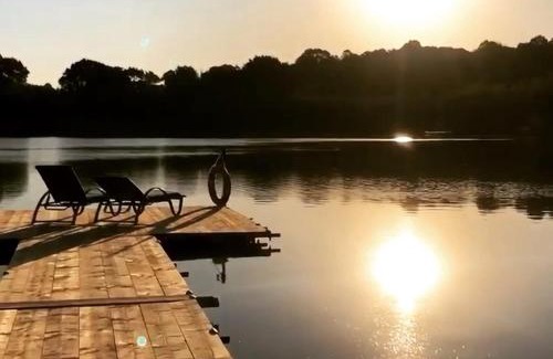 Ashby-de-la-Zouch House | Hastings Retreat Rural barn conversions with Private Lake