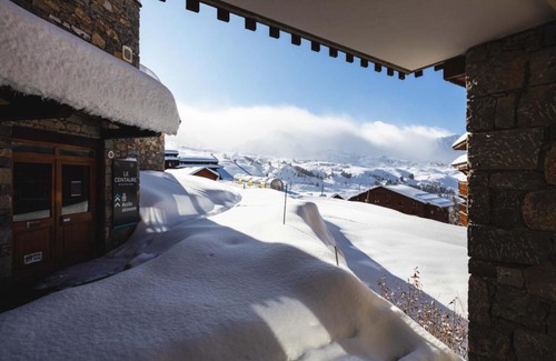 Belle Plagne Apartment | Haut Belle Plagne, vue montagnes, au pied des pistes, proche de l'ESF & espace piscine inclus